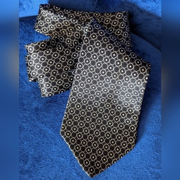 Zylos George Machado 100% Imported Silk Necktie Black and Cream - Picture 7 of 8